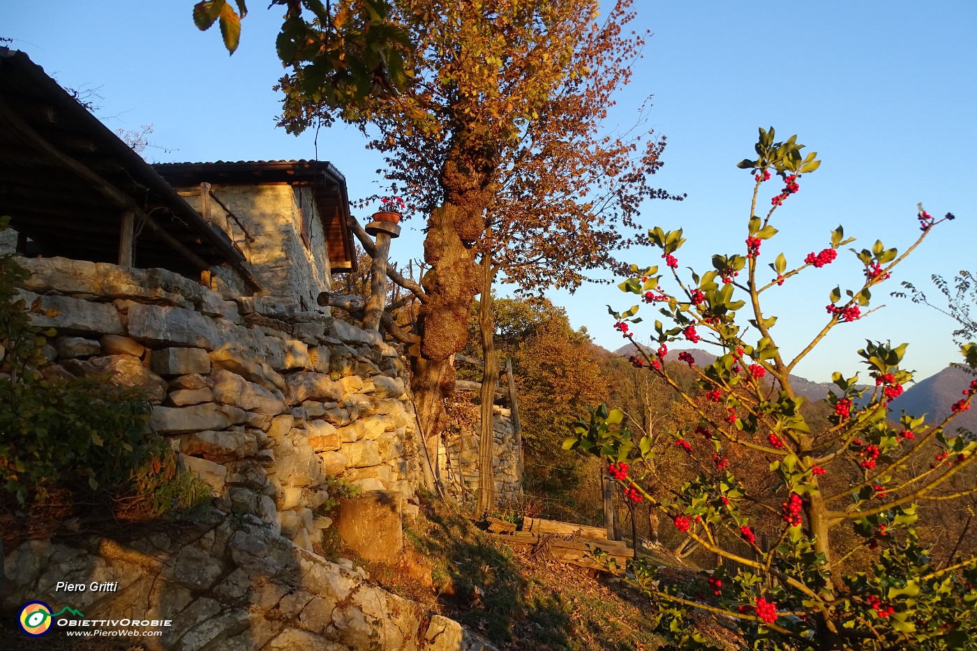 77 Bel cascinale con vista sui colli .JPG